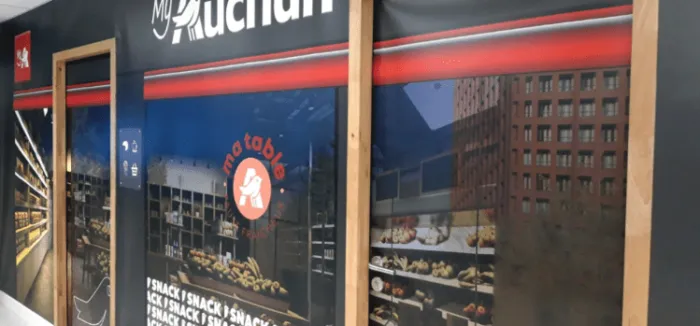 Façade d’un magasin de proximité My Auchan habillée de vitrophanies « snack »