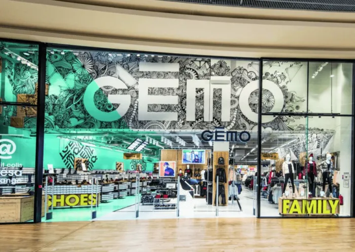 Façade d’un magasin Gémo au concept Family Store, dans une galerie commerciale