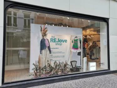 Vitrine Pimkie du « RE.love shop », corner de vêtements de seconde main