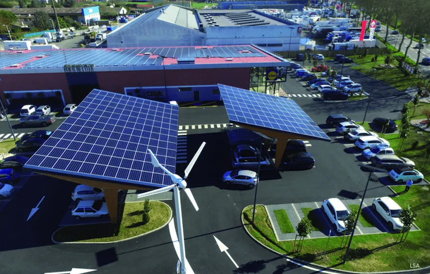 Ombrières photovoltaïques et petite éolienne sur le parking d’un supermarché Lidl, vue aérienne