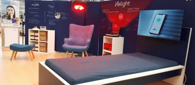 Corner de démonstration de produits pour le sommeil : lit, fauteuil et écran