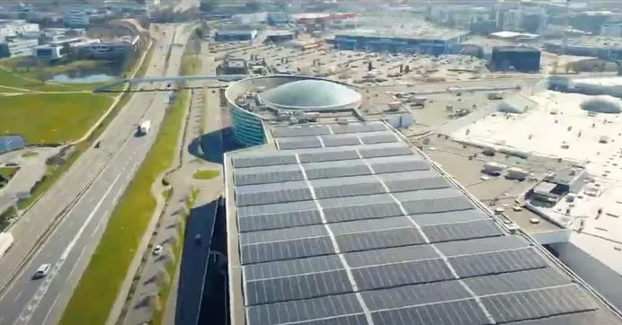 Toiture d’un centre commercial couverte de panneaux photovoltaïques, vue aérienne