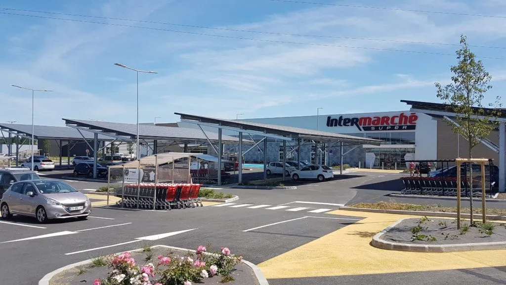 Ombrières photovoltaïques sur le parking d’un Intermarché Super