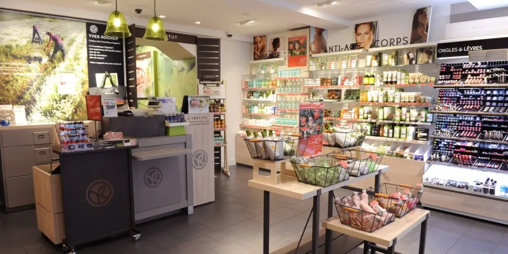 Accueil et présentation des produits d’un magasin de cosmétiques : comptoir de caisse et rayons