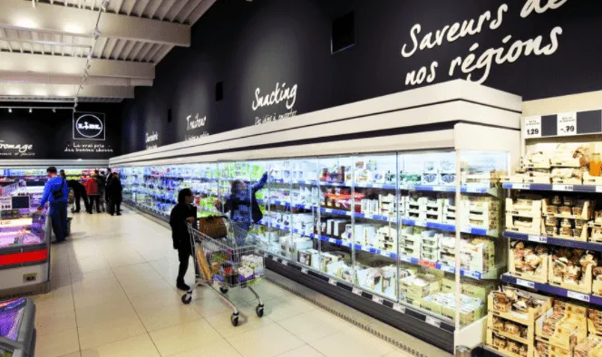 Allée de meubles frigorifiques à portes vitrées dans un supermarché Lidl