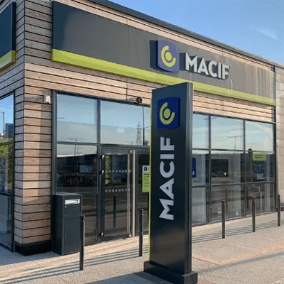 Agence Macif et ses enseignes, en bandeau sur la façade en bardage bois et sur totem